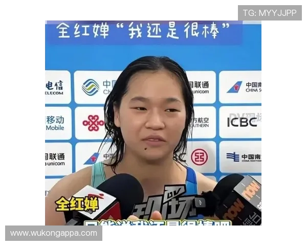 全红婵回家路上还在啃苹果，网友：这哪像奥运冠军？