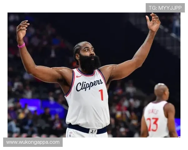 哈登由单打转挡拆为恩比德制造三分空间，提升回合效率